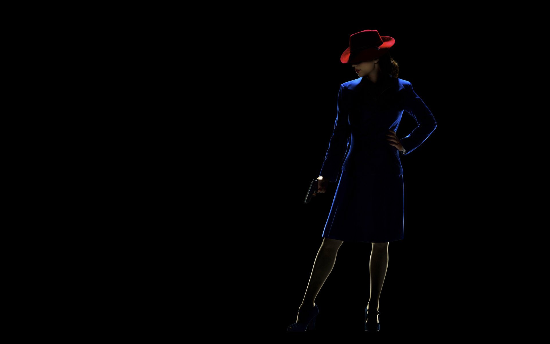 agent carter série tv fiction bande dessinée haley atwell atwell peggy carter fille agent costume bleu veste jupe chaussures pose arme pistolet chapeau rouge rouge à lèvres éclairage fond noir