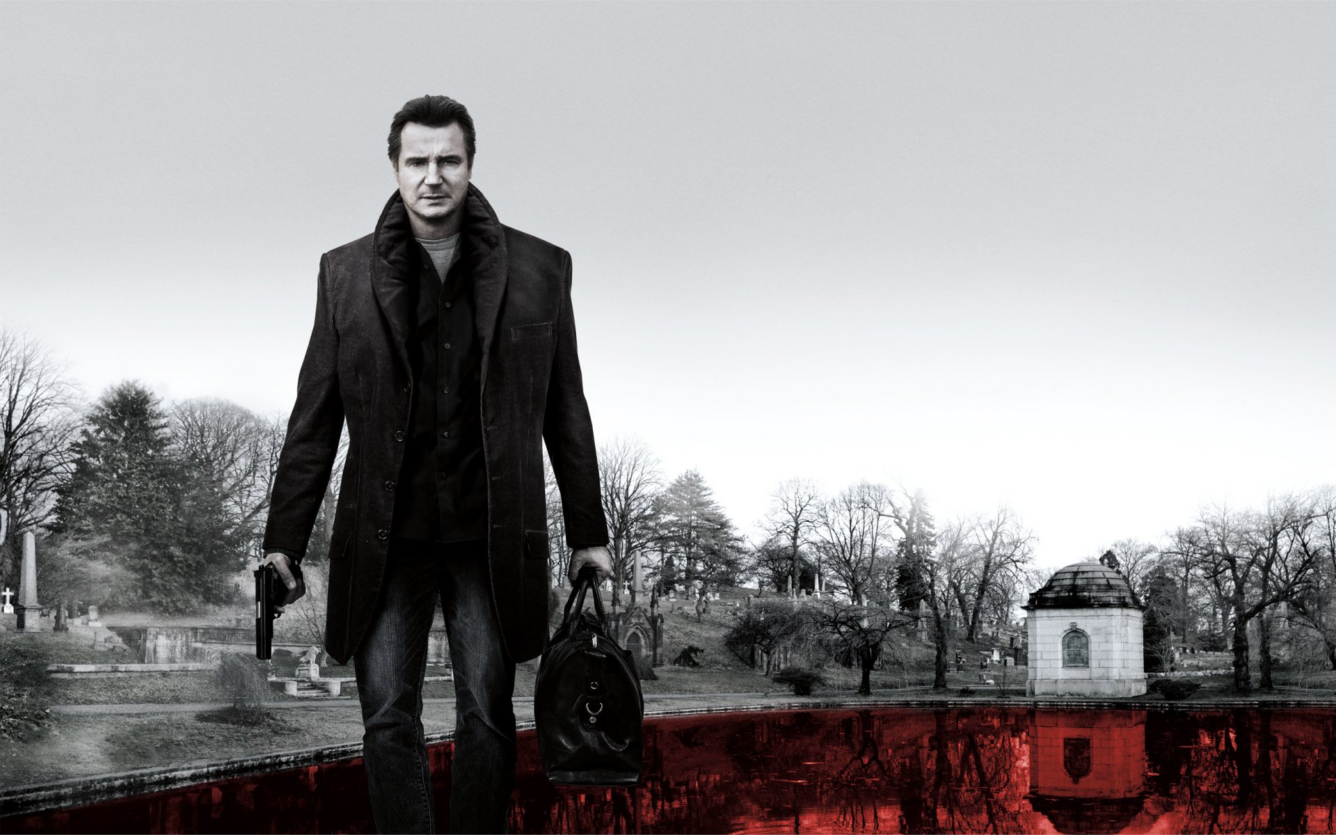 spaziergang zwischen gräbern liam neeson pistole tasche friedhof schwarz und weiß