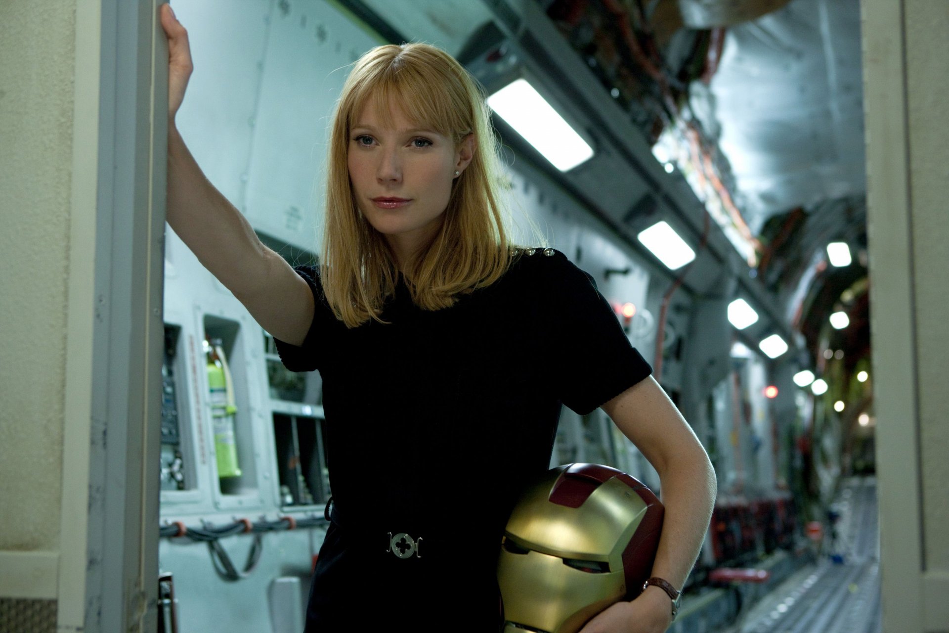 iron man 2 fumetto fantascienza gwyneth paltrow pepper potts bionda casco