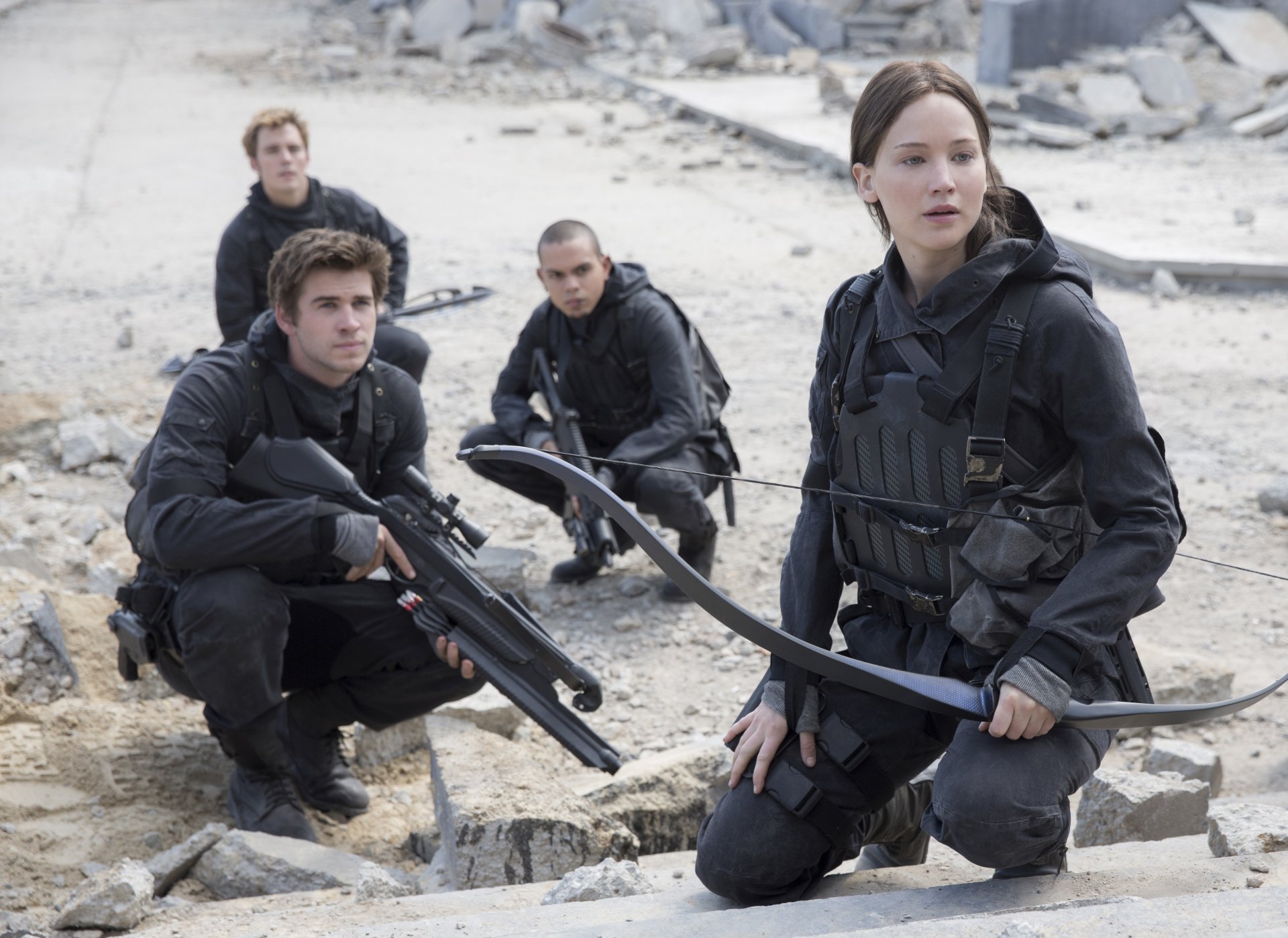 hunger games: geai mockingbird. partie ii hunger games: mockingjay - partie 2 jennifer lawrence liam hemsworth liam hemsworth armes équipement arc