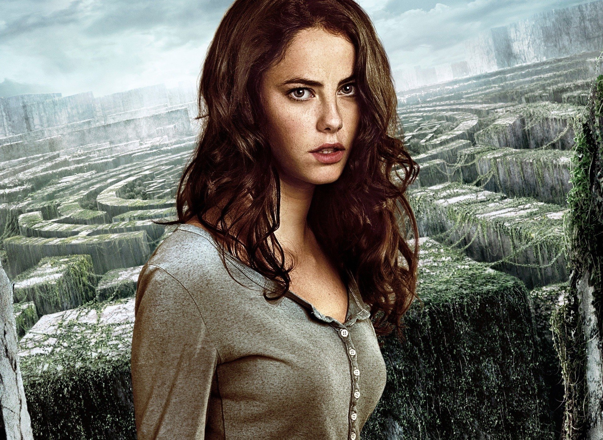 corredor de laberinto scodelario película película 2014 chica mujer rehén laberinto vegetación cara cielo kaya effie stonem piel británico vivo