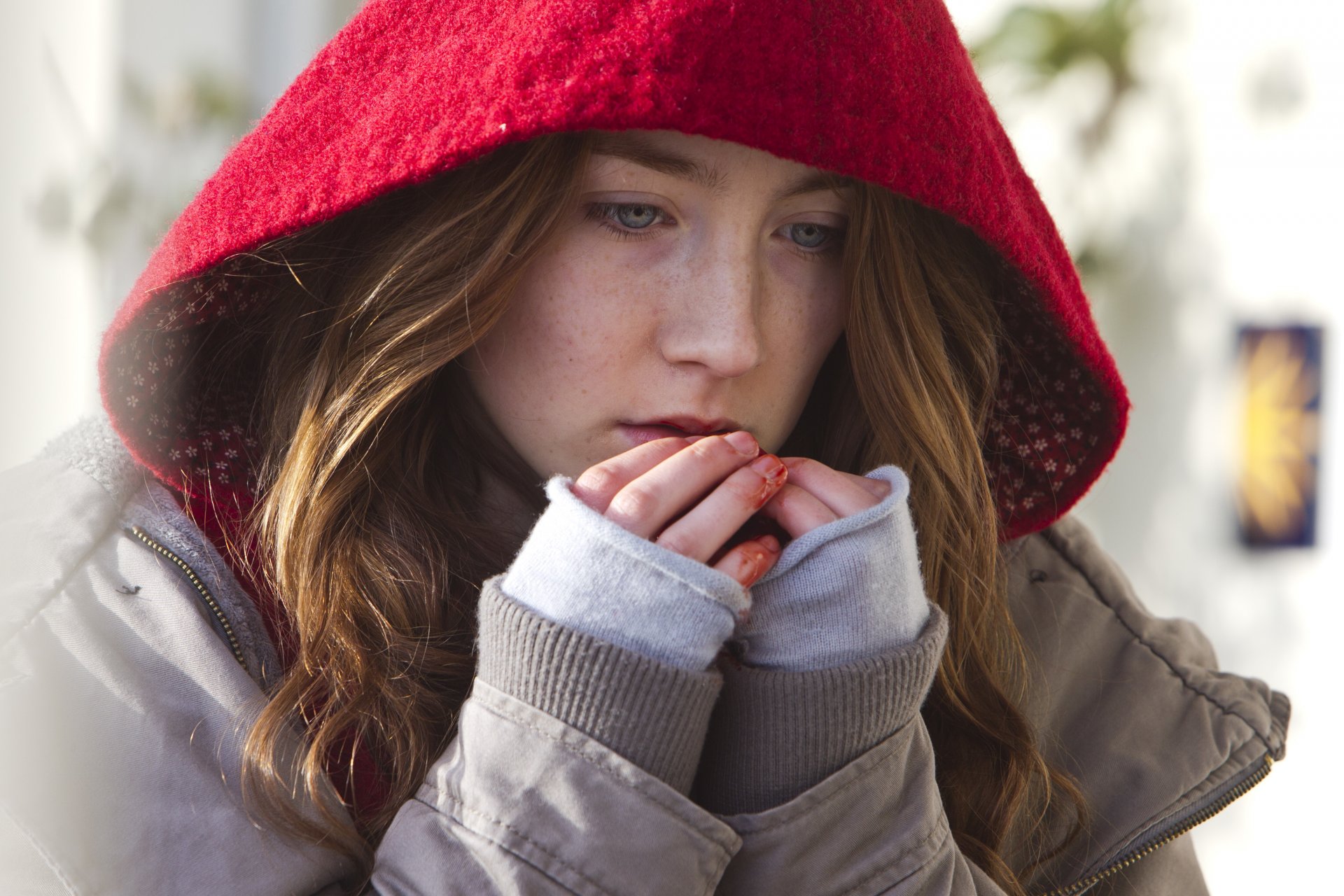 bizancio saoirse ronan rojo capucha sangre vampiro