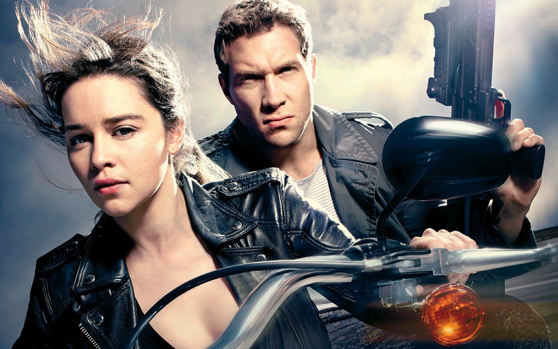 terminator: genesis terminator 5 arma pistola moto desert eagle donna uomo forza giacca definizione soldati emilia clarke sarah connor jai courtney kyle reese