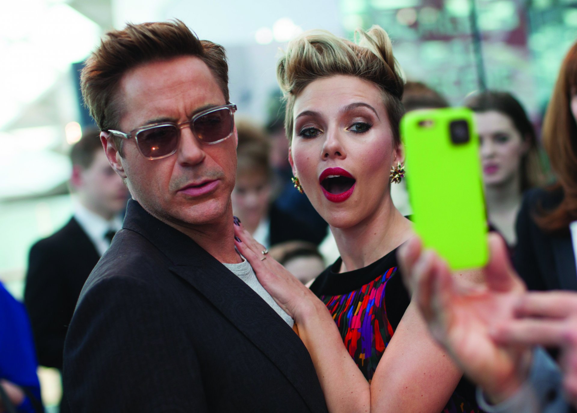 robert downey jr. robert downey jr. scarlett johansson actores celebridades fotografía fotograma londres 21 de abril de 2015 foto por james gillham marvel estreno europeo avengers: age of ultron avengers: age of ultron