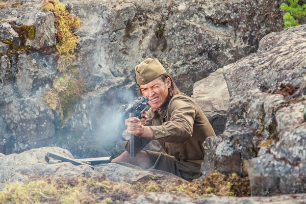 Anastasia mikulchina en un tiroteo en la película y los amaneceres están tranquilos aquí