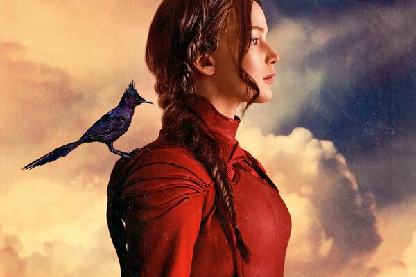 La jeune fille de Hunger Games se dresse dans le profil sur fond de ciel