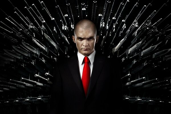 Hitman: agent 47, Rupert Friend en costume noir et cravate rouge