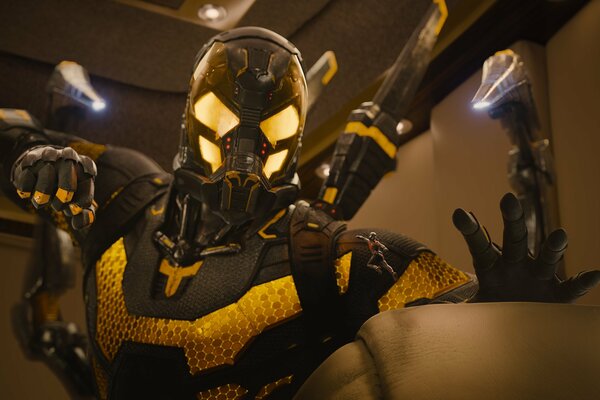 Nouvelle ant-Man dans une nouvelle couleur jaune-noir