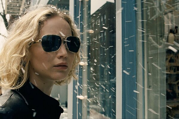 Jennifer Lawrence mit Brille Rahmen aus dem Film 2015