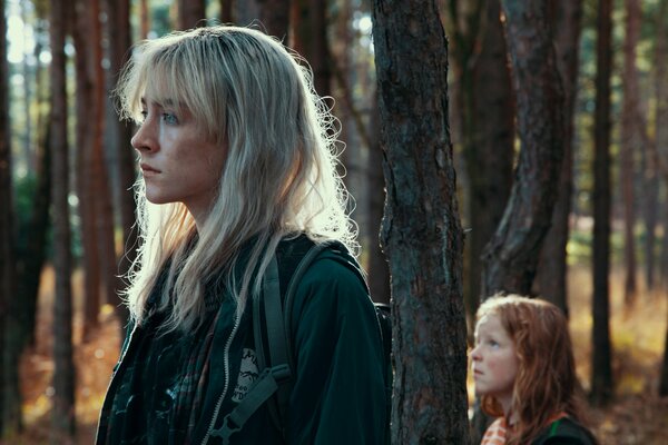 Blondes Mädchen und rothaarige Mädchen im Wald Frame aus dem Film