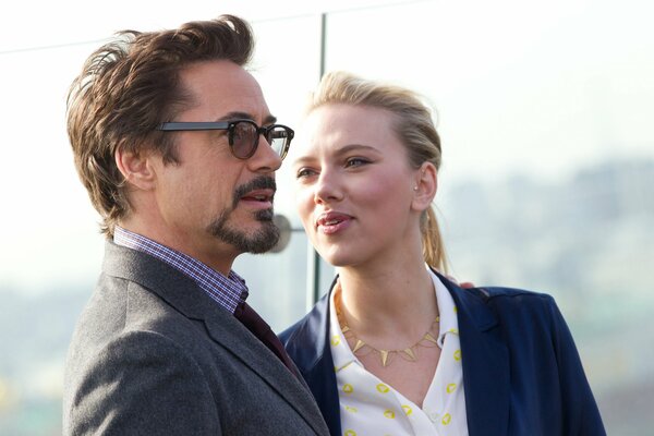Robert Downey Jr. e Scarlett Johansson in The Avengers