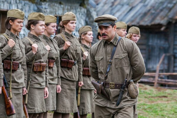 Fotograma con el capataz y las chicas de la película y los amaneceres están tranquilos aquí 