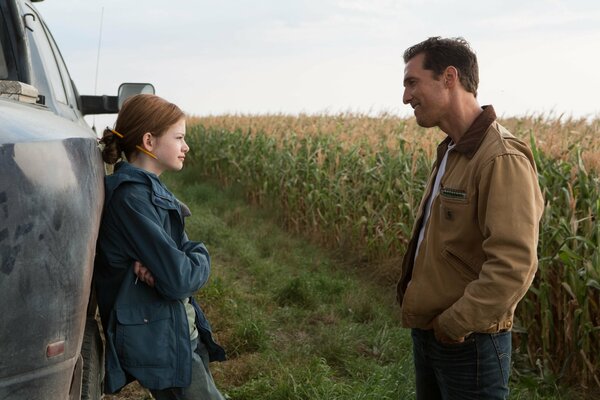 Fille Rousse avec un homme souriant