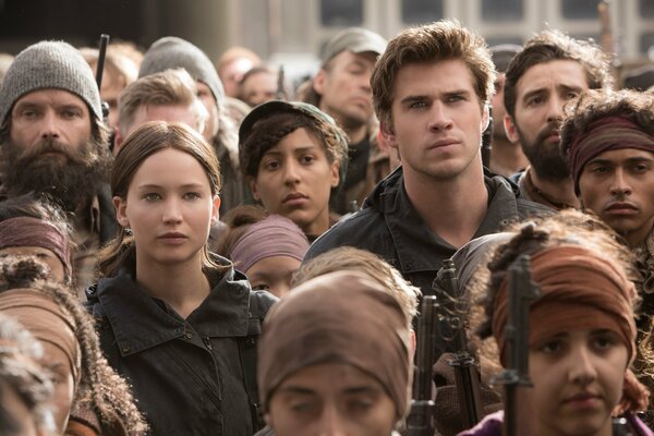 Jennifer Lawrence y Liam Hemsworth en los juegos del Hambre parte 2