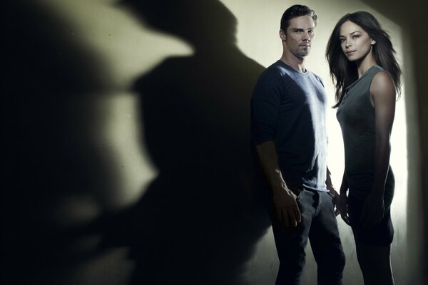 Actores Jay Ryan y Kristin Crook en la serie La bella y la bestia 