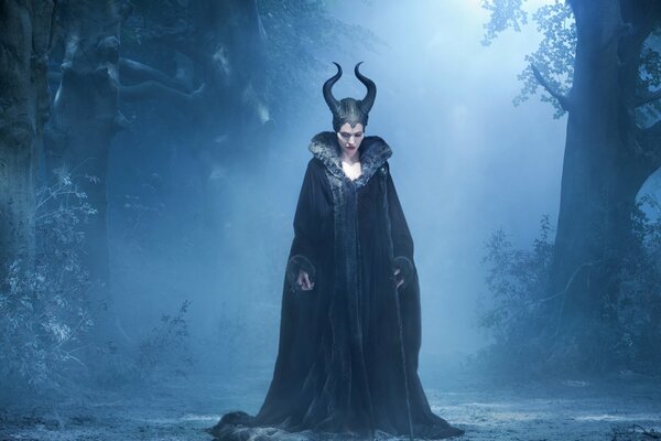 Malificent w nocnym lesie we mgle