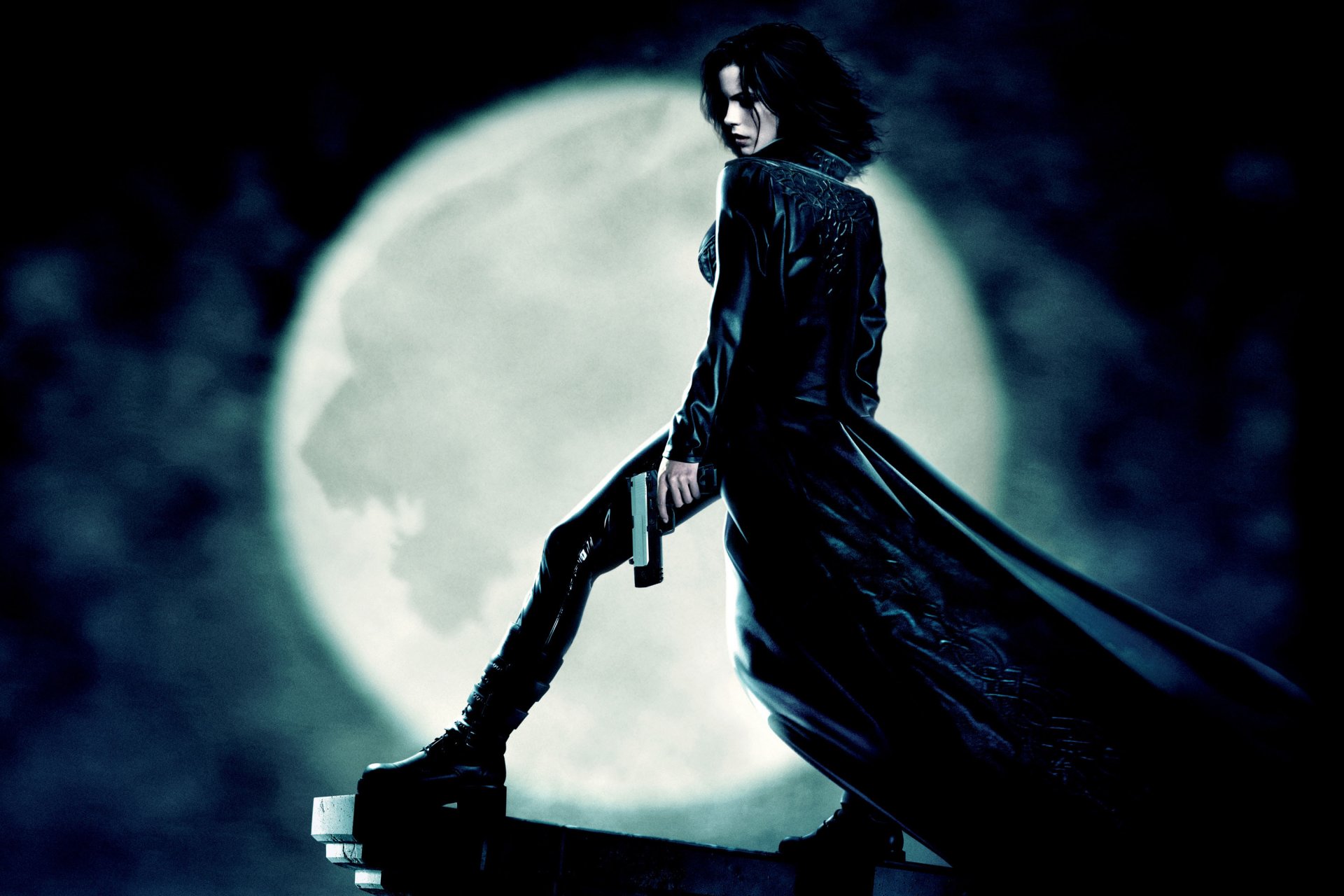 un altro mondo underworld fantasia selena vampiro kate beckinsale mantello pistola luna silhouette