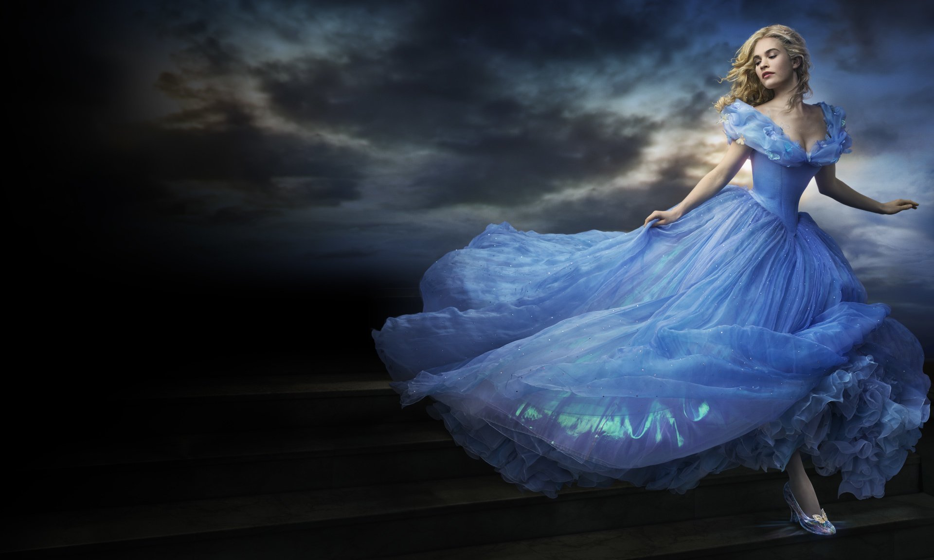 cinderella film film 2015 lily james walt disney bilder abenteuer drama familie fantasy liebesromane märchen frau mädchen liebhaber blond haar gesicht lippen augen blau kleid ausschnitt brust schmetterlinge himmel sonne licht dlouds voll hd dlouds