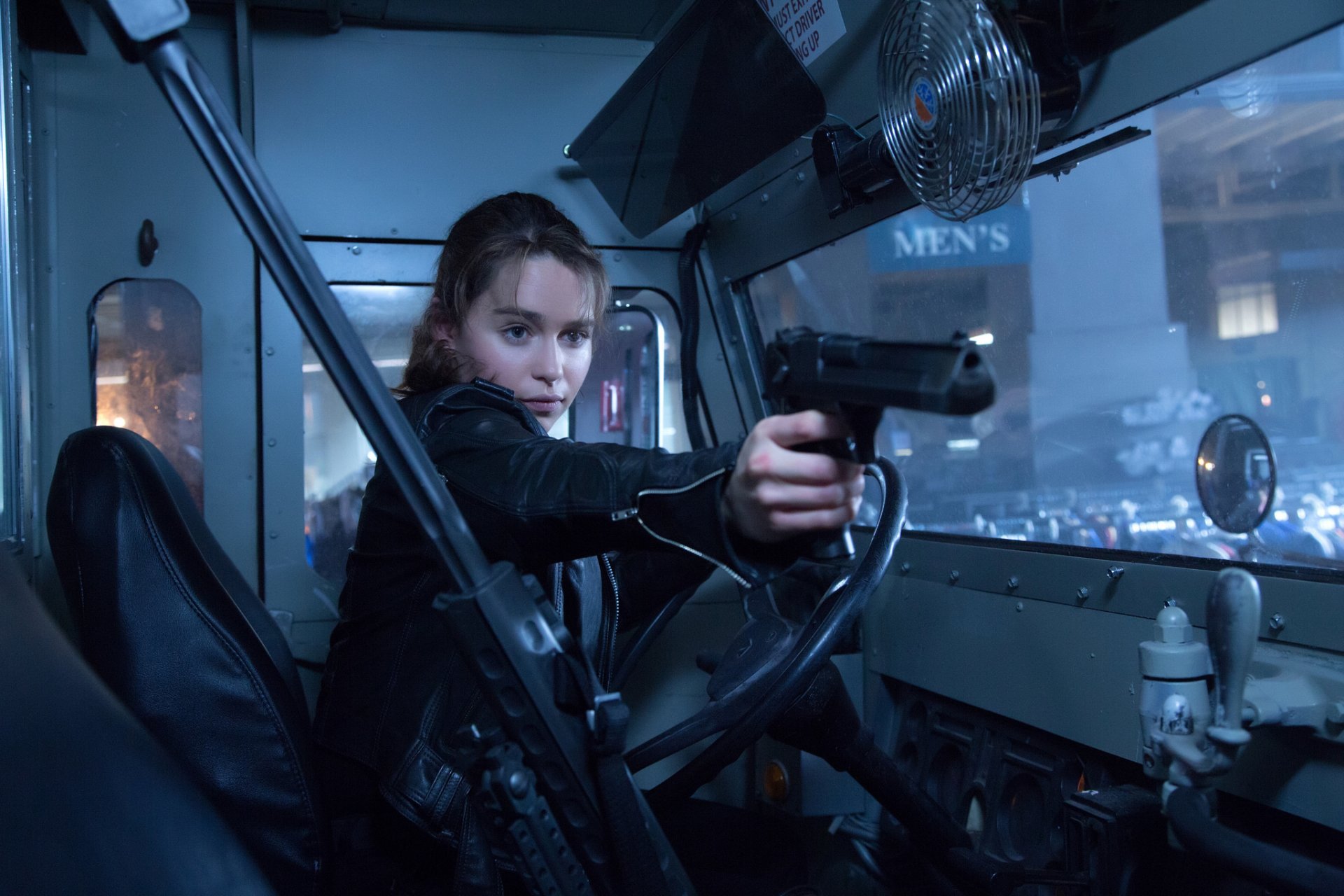 terminator: genesis emilia clarke sarah connor pistolet kokpit