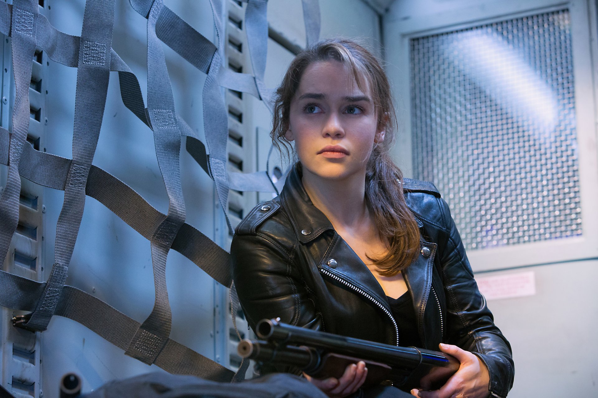 terminator: genèse emilia clarke sarah connor veste en cuir look