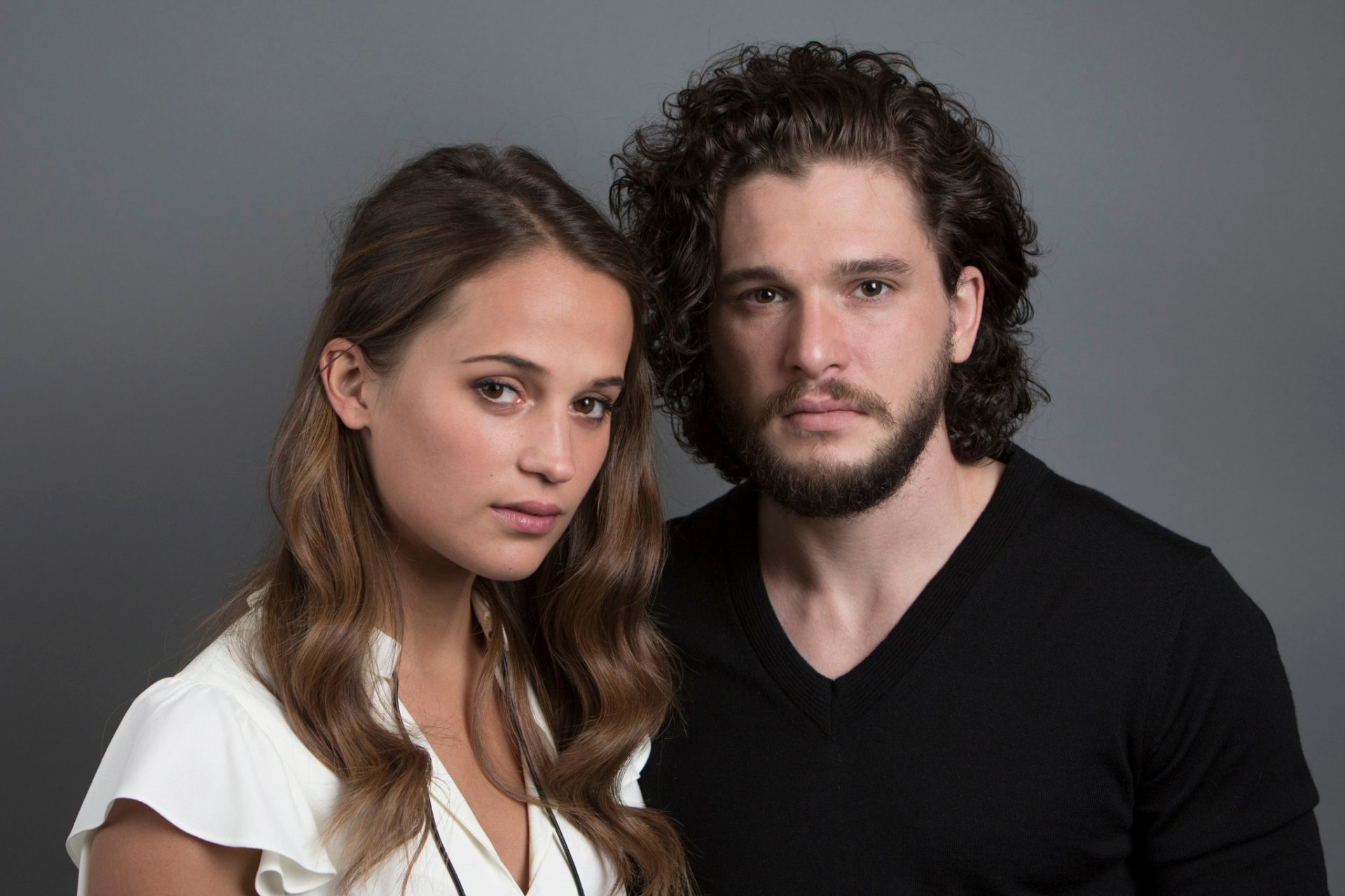 kit harrington vikander sesión de fotos de retrato para película testamento de la juventud recuerdos del futuro