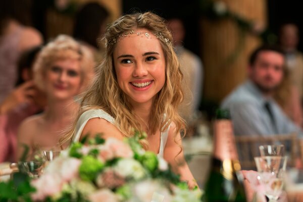 Suki Waterhouse. Sourire avec amour