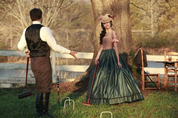 Nina Dobrev dans une robe et un chapeau, un cadre de la série The vampire Diaries 