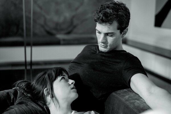 Jeremy Dornan und Dakota Johnson aus dem Film Fifty Shades of Grey