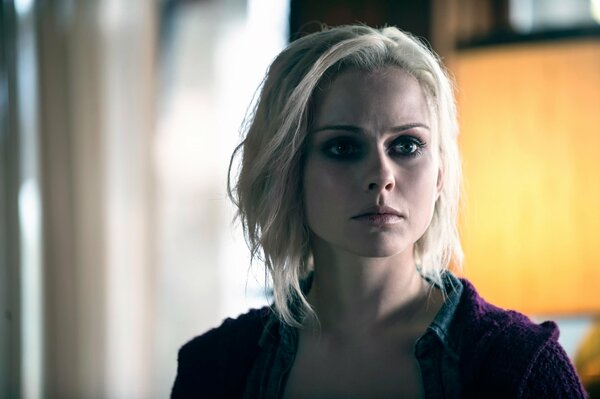 Rose McIver de La película soy un zombi 