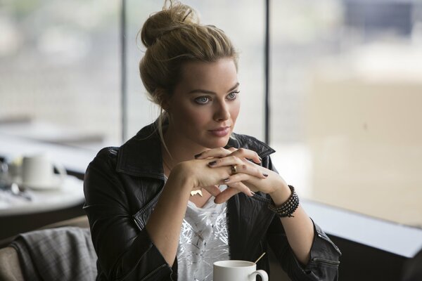 La encantadora Margot Robbie en el café