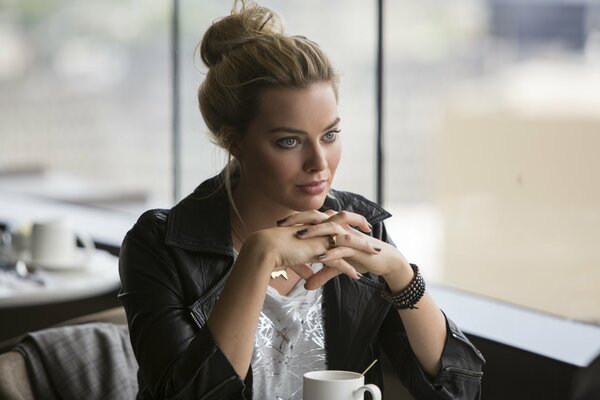 La belle Margot Robbie au café