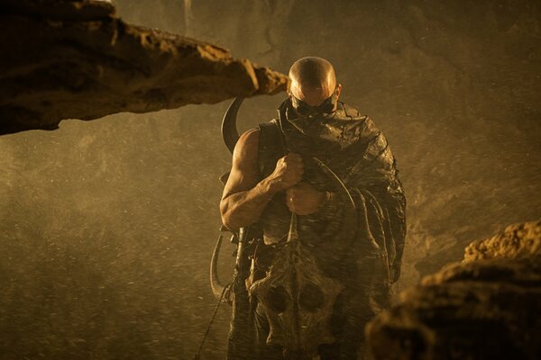 Vin Diesel à lunettes noires dans le rôle de Riddick