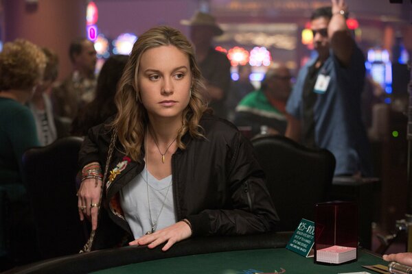 Brie Larson dal film Il Giocatore al tavolo da gioco del casinò