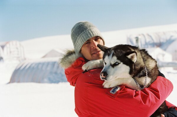 El actor Paul Walker y la raza de perro Husky entre la nieve