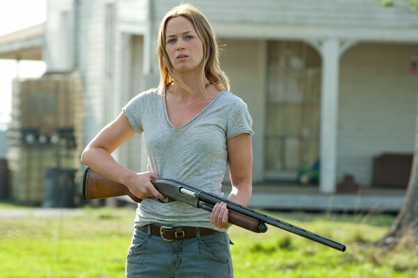 Emily blunt mit einer waffe in der hand