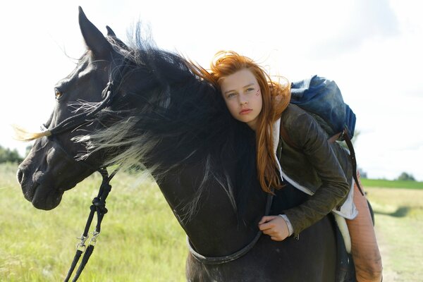 Fille avec les cheveux lâches sur un cheval