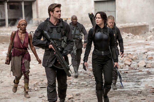 Scena del film Hunger Games tra le rovine
