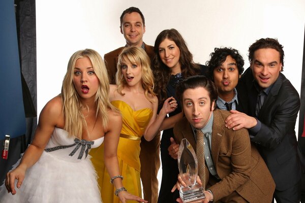 Actores de la comedia the Big Bang Theory con estatuilla