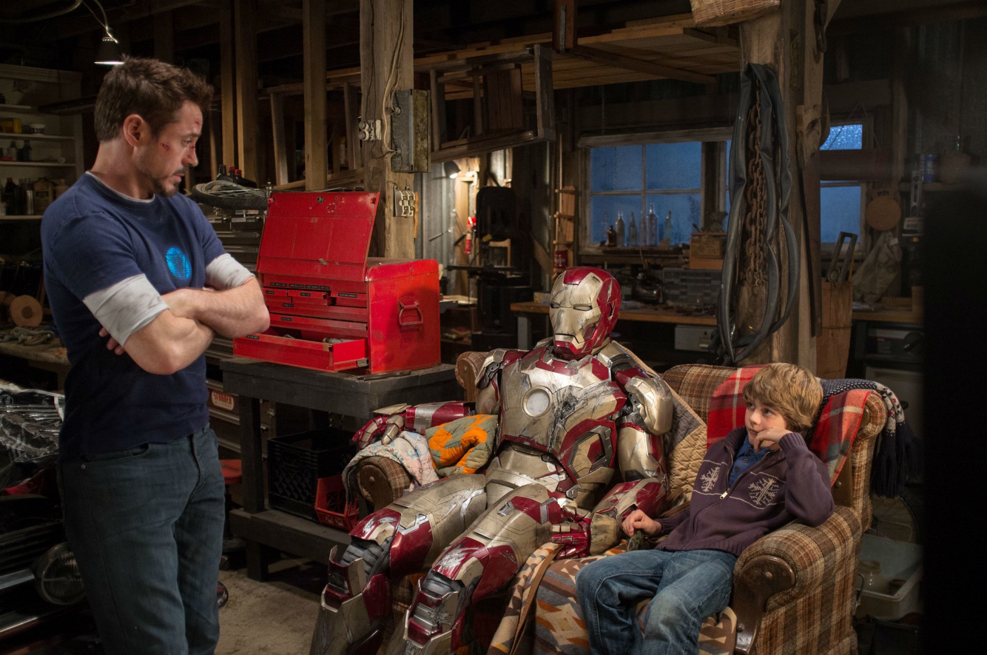 iron man 3 robert downey jr. ty simpkins traje garaje