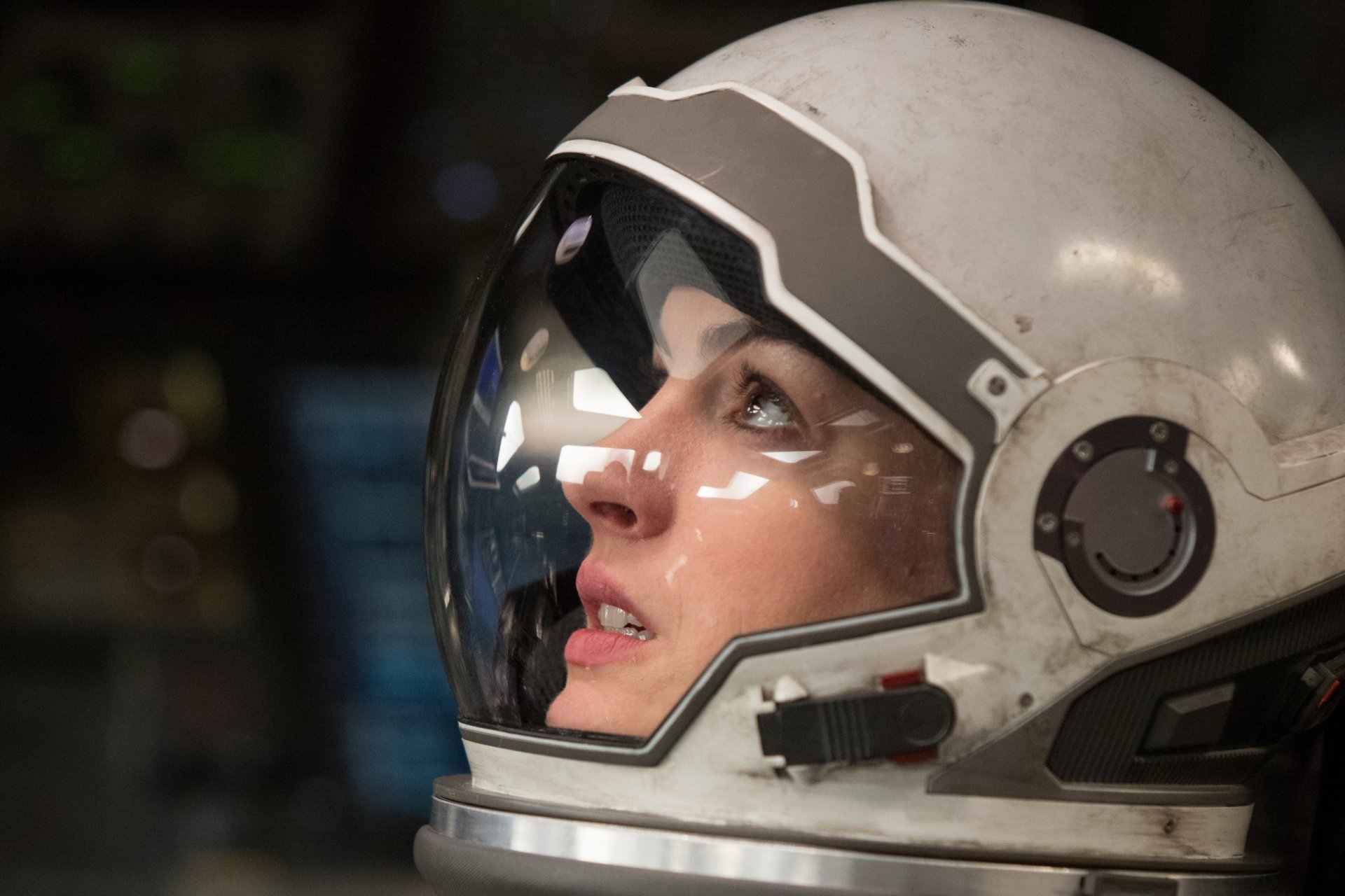 międzygwiezdny międzygwiezdny science fiction astronauta skafander kosmiczny anne hathaway twarz zbliżenie