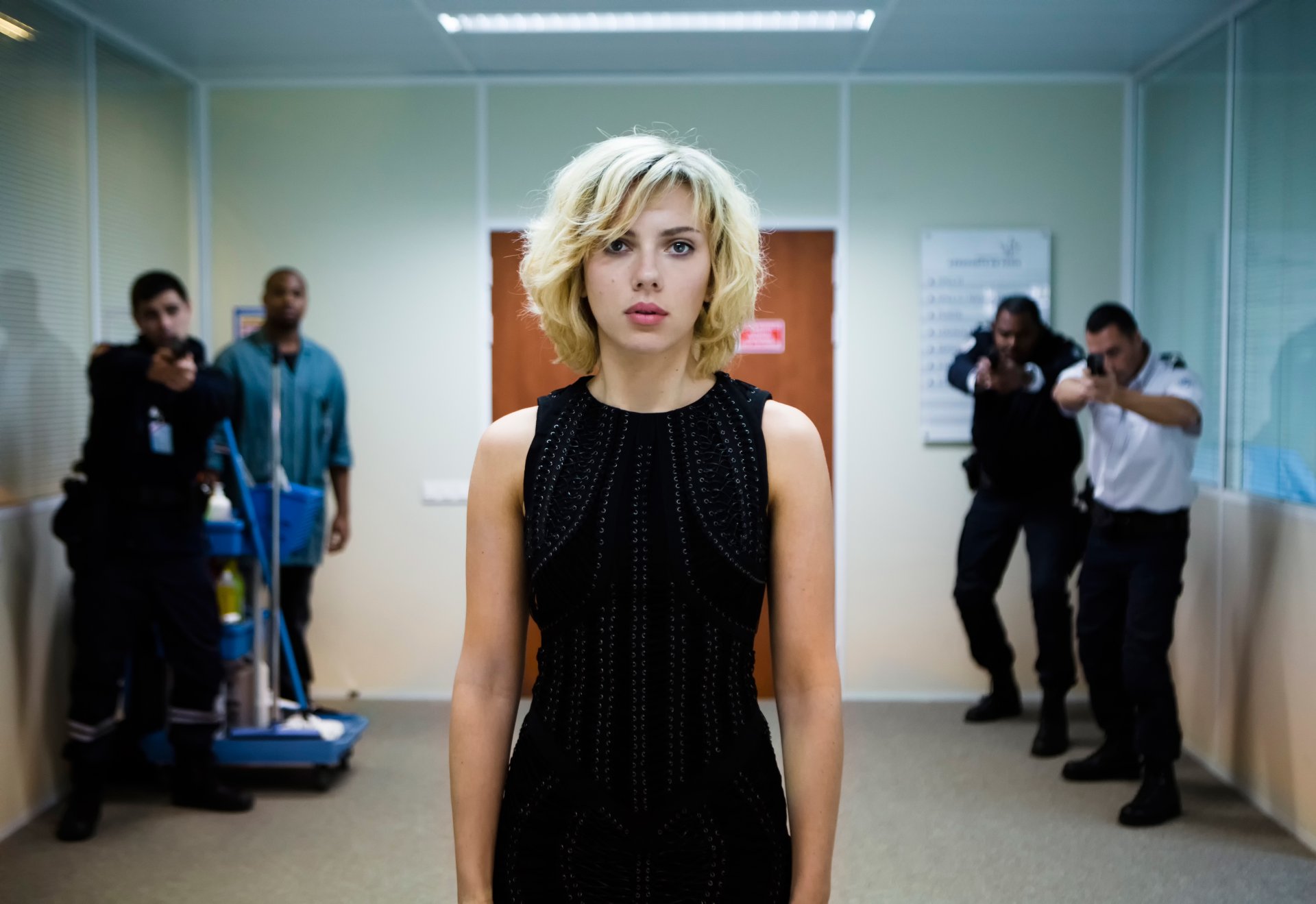 lucy scarlett johansson thriller fiction