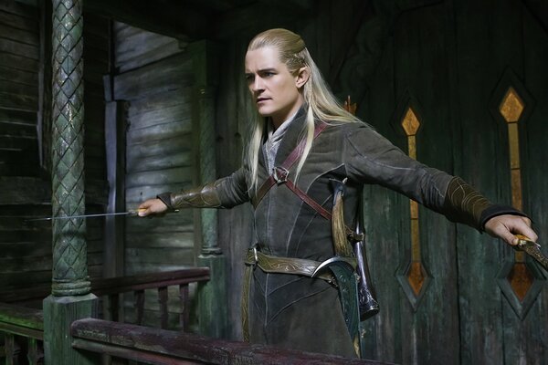 Hobbit avec des armes, un homme avec de longs cheveux blonds