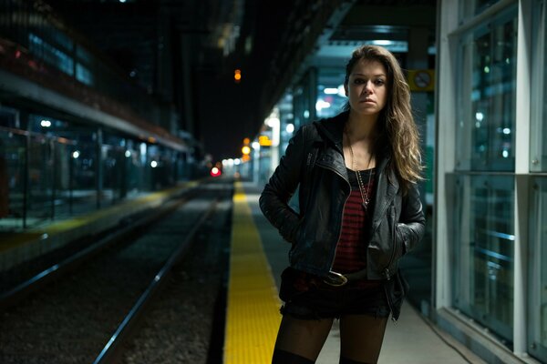 Ragazza al buio alla stazione da sola