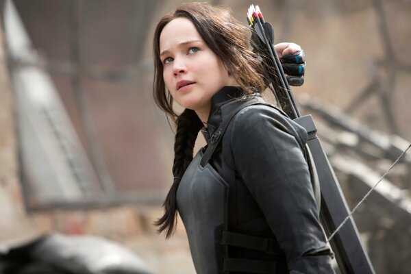 Il personaggio di Hunger Games è in piedi con un arco in vantaggio