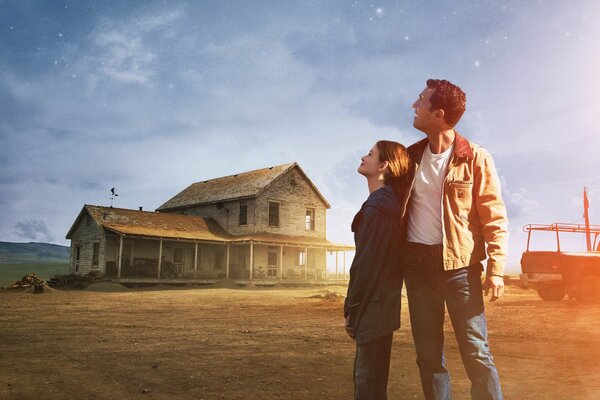 Couple d amoureux regardant dans le ciel