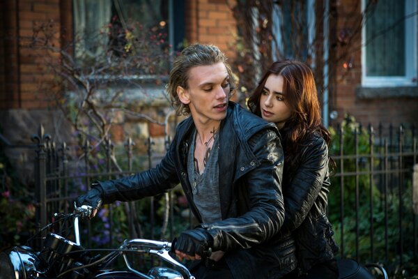 Lily Collins et Jamie Campbell Bauer