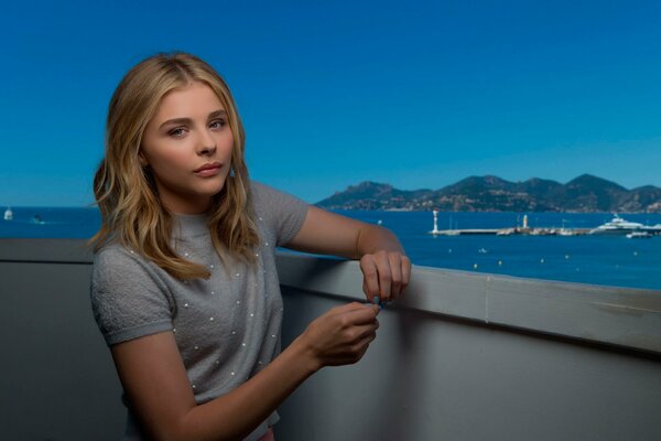 Chloe moretz im hotel im Urlaub