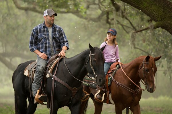 Hombres con gorras a caballo en un paseo