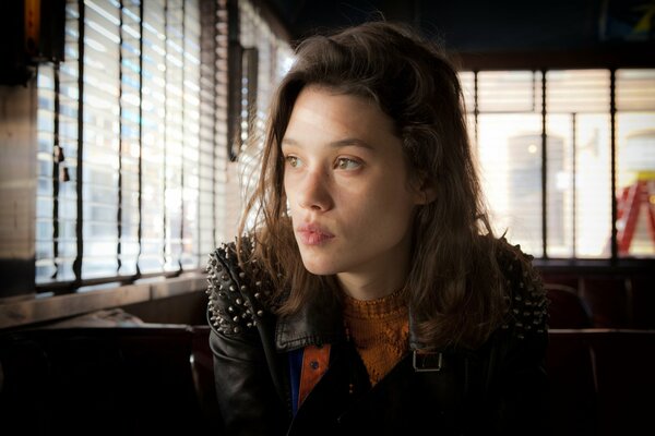 Fille réfléchie dans le café. Solitude