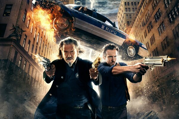 Ryan Reynolds and Jeff Bridges with guns in their hands